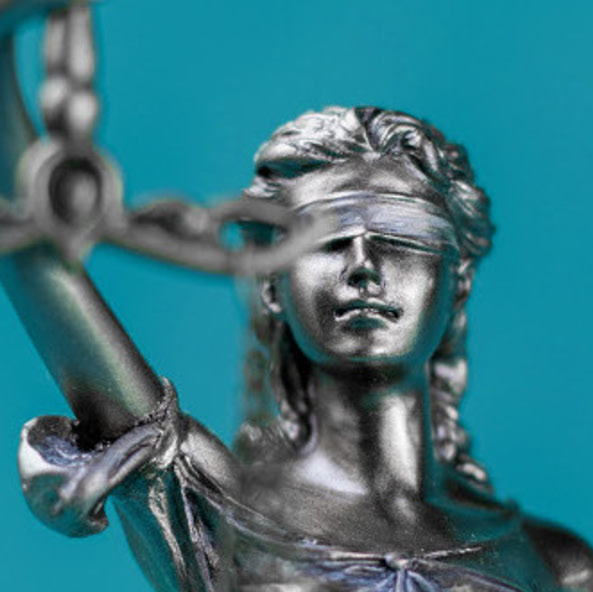 Die Justitia hält eine Waage in ihrer Hand, beides ist ganz aus Eisen. Rechts daneben sieht man den Schriftzug auf Cyanen Hintergrund "Befristungsrecht im Öffentlichen Dienst".