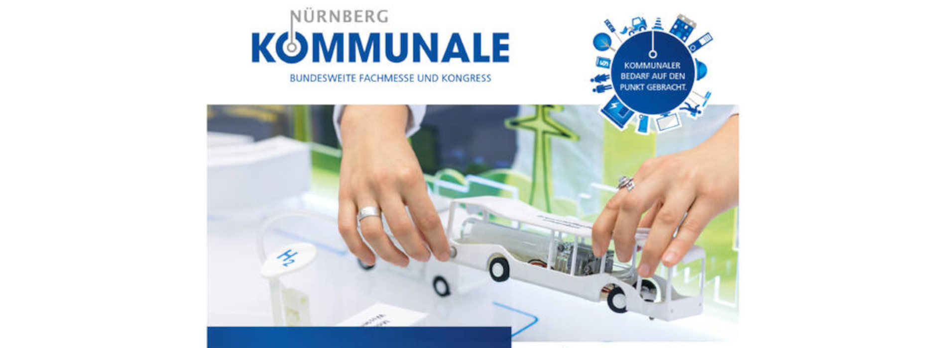 "Nürnberg KOMMUNALE bundesweite Fachmesse & SNP SCHLAWIEN" steht über einem Bild einer Modellfläche, auf welcher zwei Hände einen modernen elektronischen Modellbus halten.