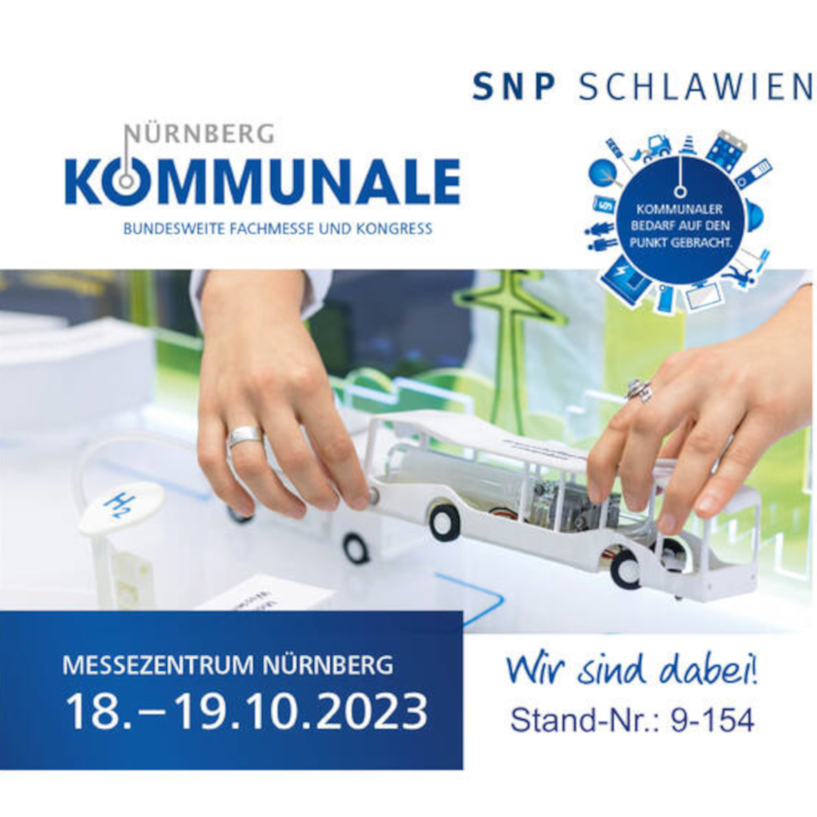 "Nürnberg KOMMUNALE bundesweite Fachmesse & SNP SCHLAWIEN" steht über einem Bild einer Modellfläche, auf welcher zwei Hände einen modernen elektronischen Modellbus halten.